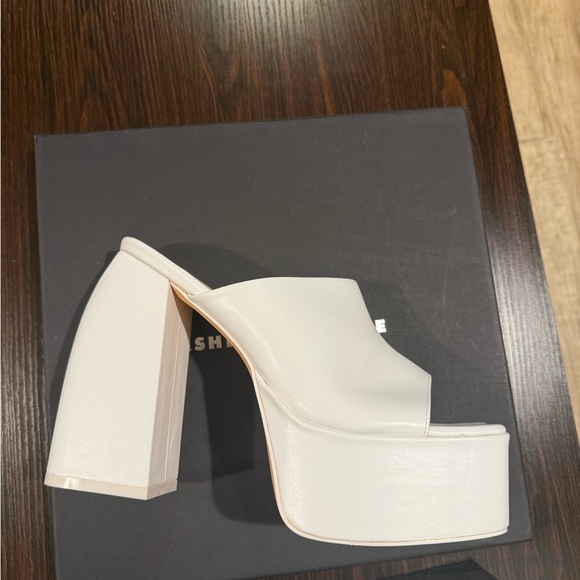 Fashion to Figure White Platform Mules - Picture 1 of 7